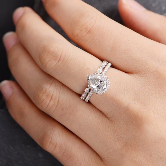 ELEGANT ZIRCONIA PEAR RING
