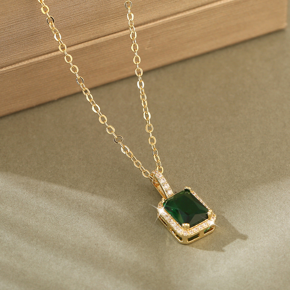 ELEGANT RETRO GREEN NECKLACE