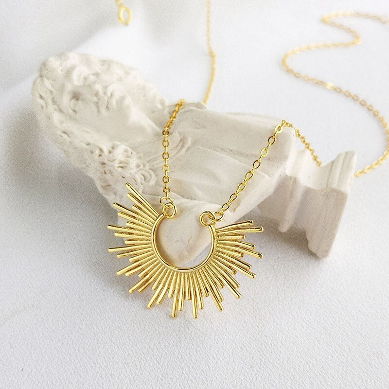 "Vintage clavicle chain necklace with retro-inspired design, elegant women’s jewelry perfect for layering or as a statement choker."