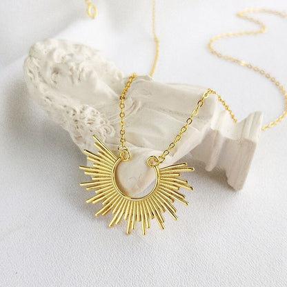 "Vintage clavicle chain necklace with retro-inspired design, elegant women’s jewelry perfect for layering or as a statement choker."