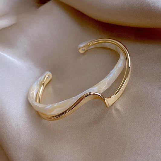 PHOEBE WHITE OPAL ELEGANT GOLDEN BRACELET
