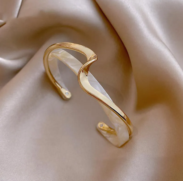 PHOEBE WHITE OPAL ELEGANT GOLDEN BRACELET
