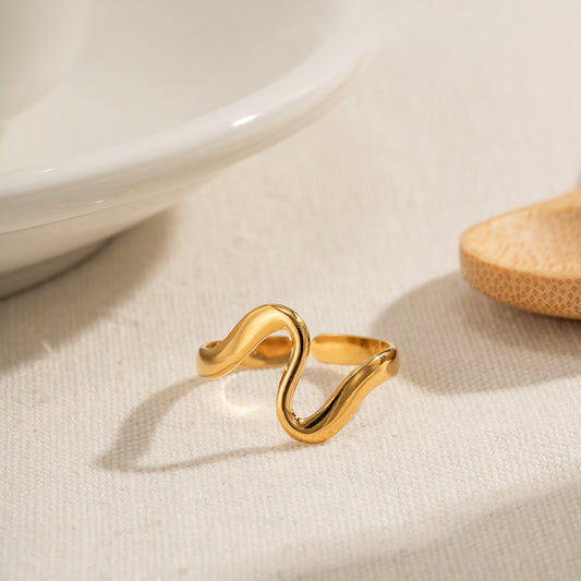 STUNNING GOLD WAVE RING