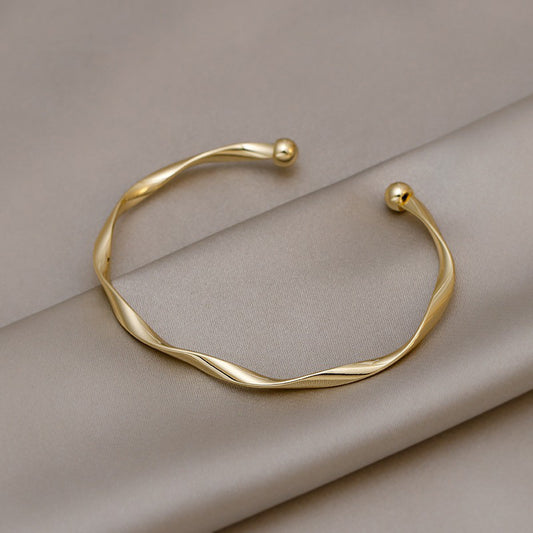 ELEGANT GOLDEN OPEN BRACELET